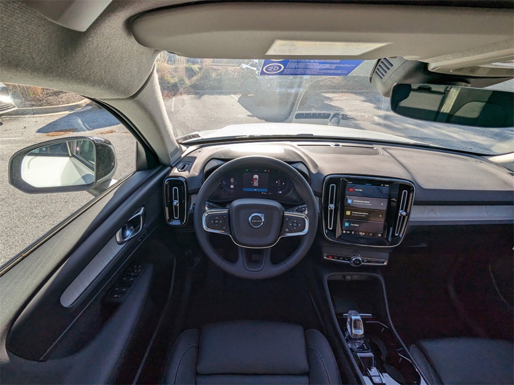 2025 Volvo XC40 Plus photo 9