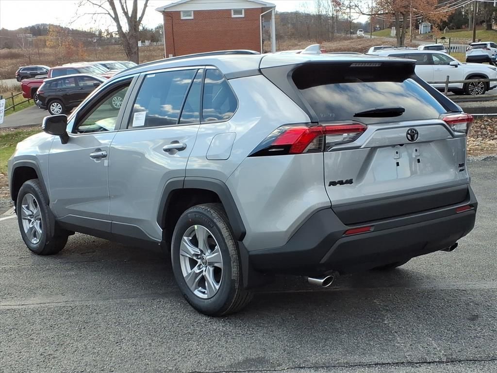 2025 Toyota RAV4 XLE photo 3