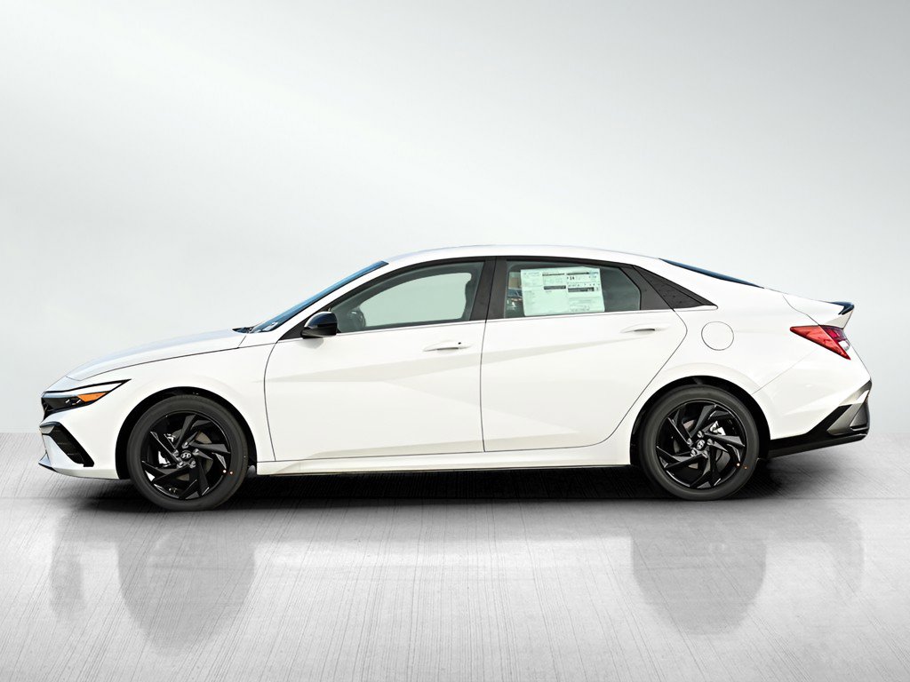 2026 Hyundai Elantra SEL Sport photo 3