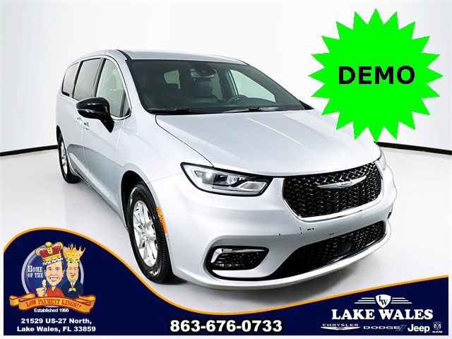 2026 Chrysler Pacifica Select's photo