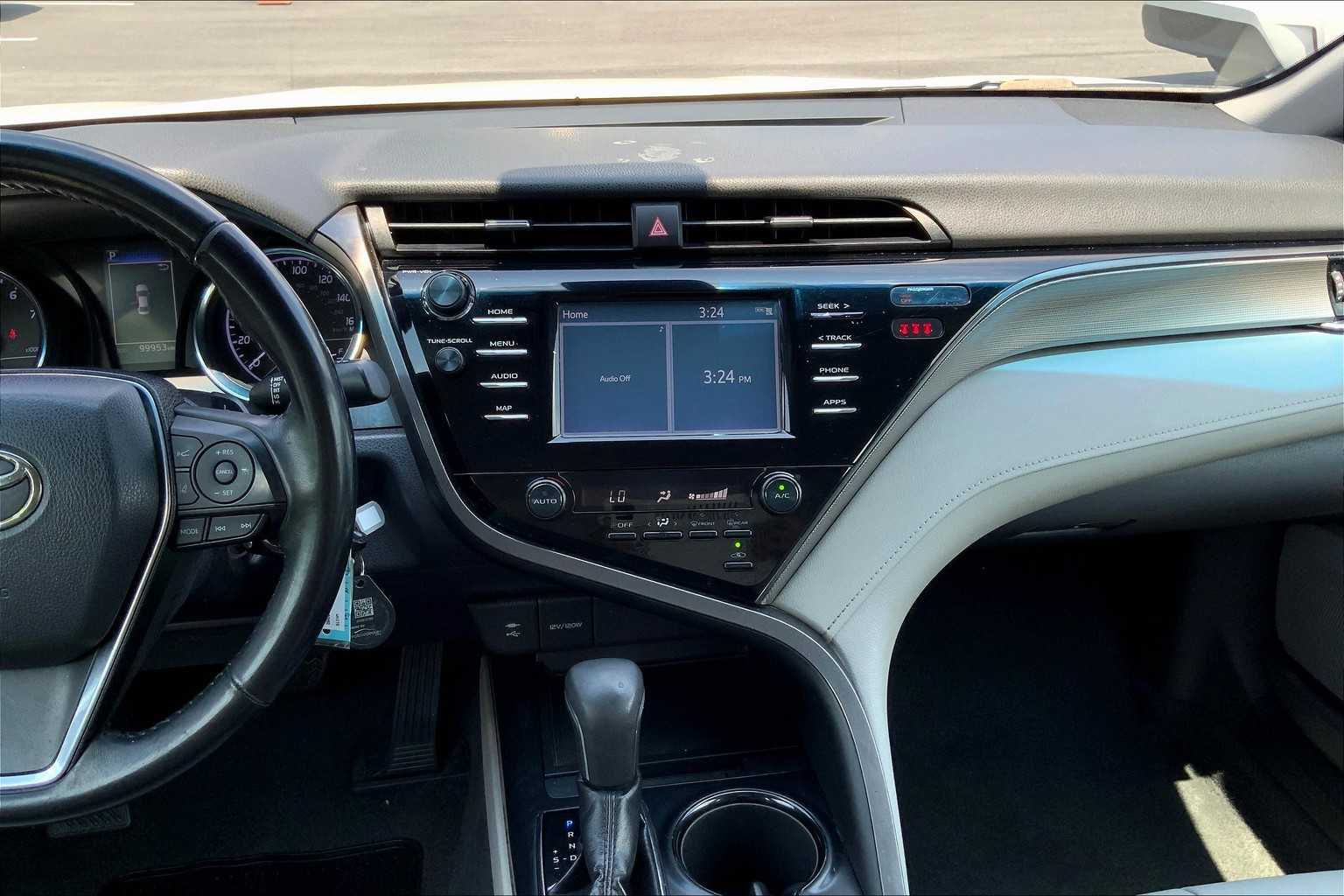 2019 Toyota Camry SE photo 6