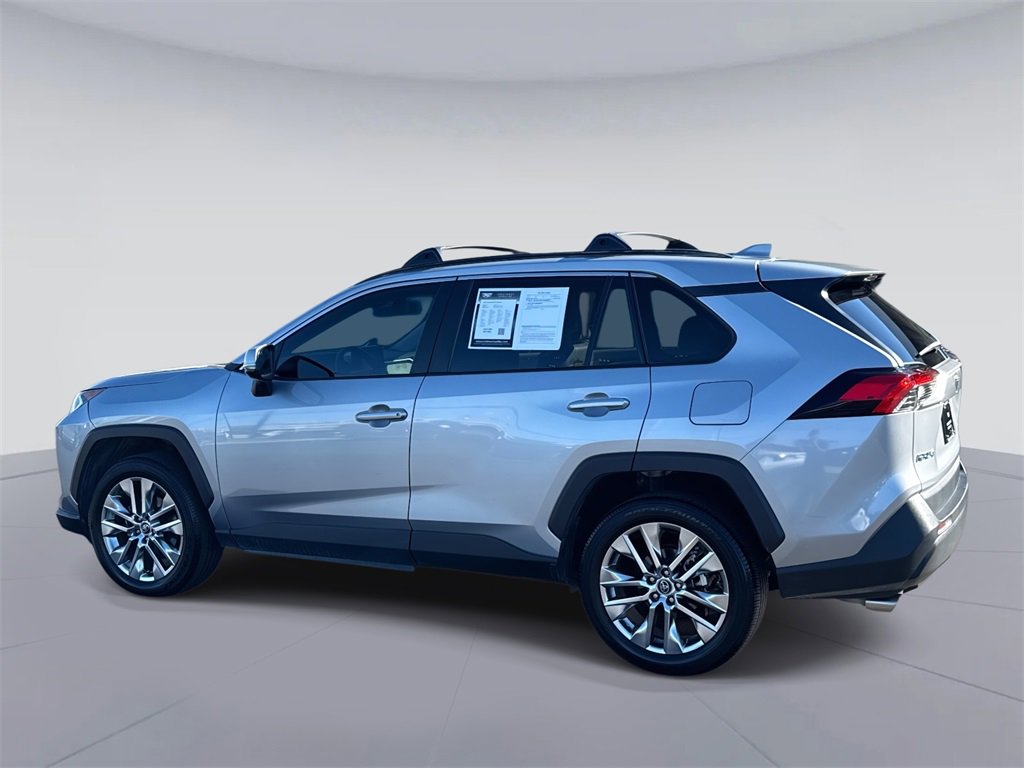 2020 Toyota RAV4 XLE Premium photo 5