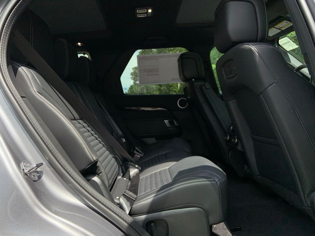2025 Land Rover Discovery S photo 17