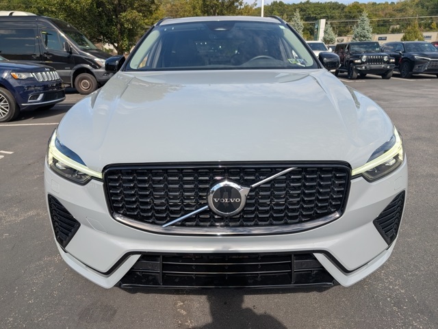 2025 Volvo XC60 B5 Core photo 2