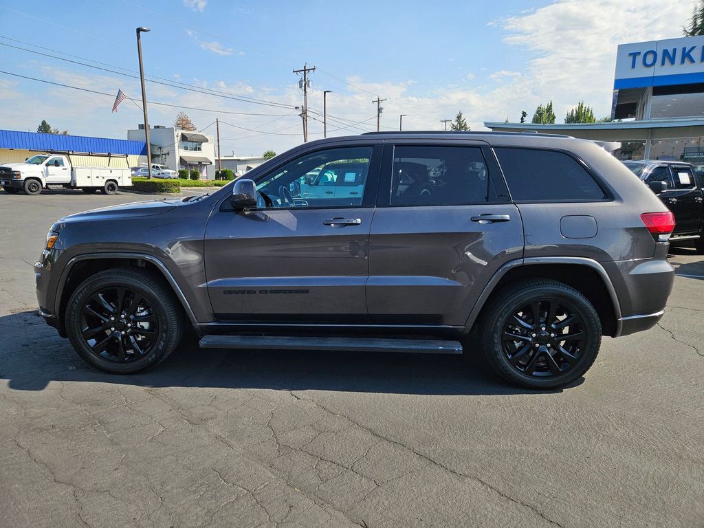 2019 Jeep Grand Cherokee Laredo Altitude photo 2