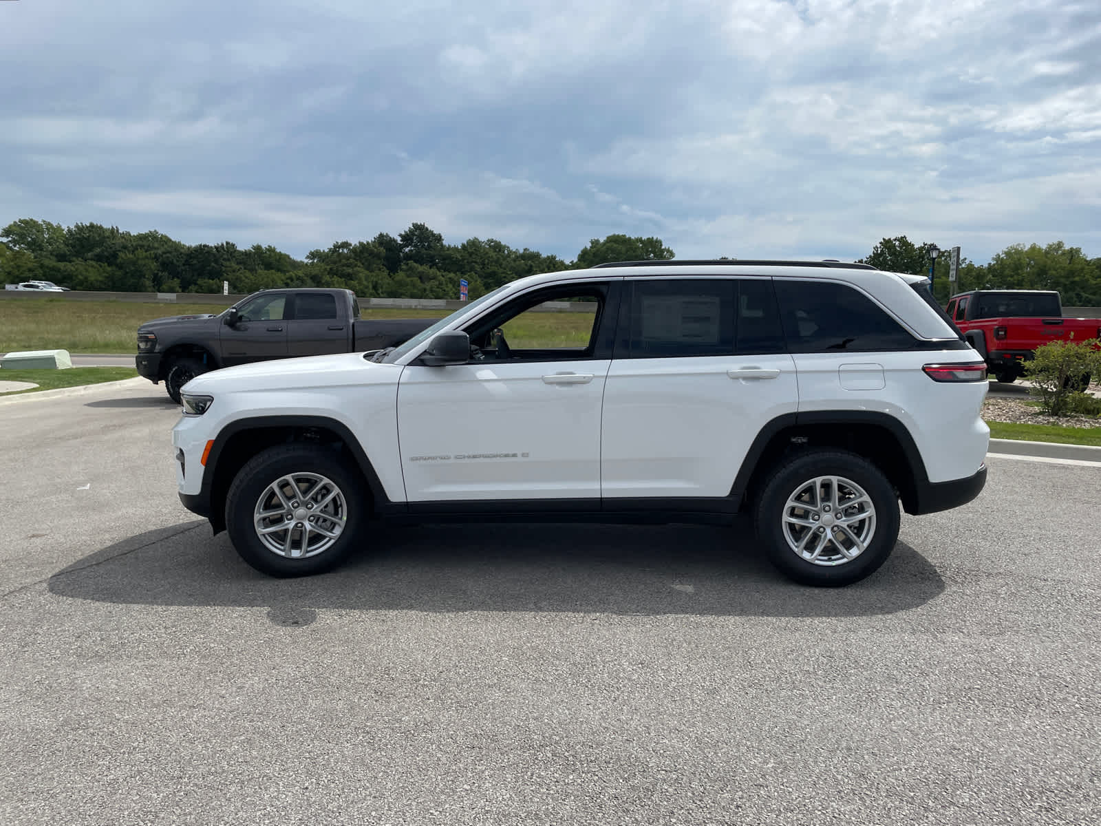 2025 Jeep Grand Cherokee Laredo X photo 4