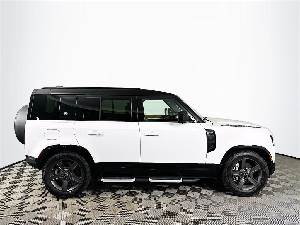 2023 Land Rover Defender 110 X-Dynamic SE photo 4