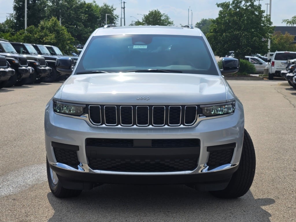 2025 Jeep Grand Cherokee Laredo photo 2