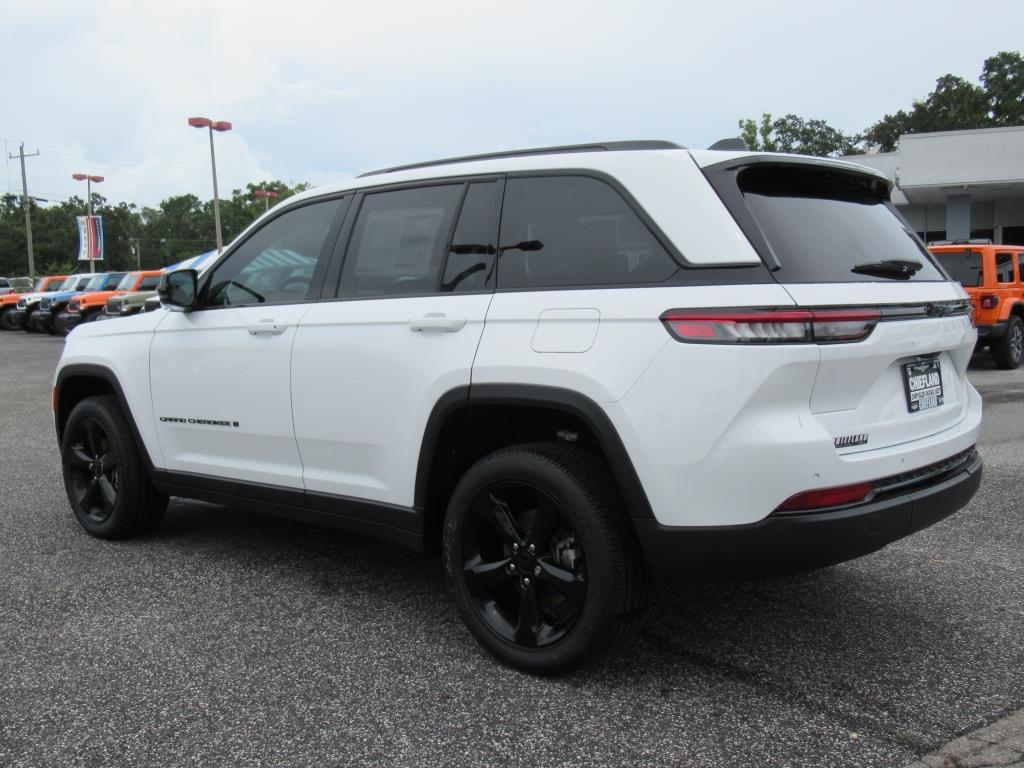 2025 Jeep Grand Cherokee Altitude photo 2