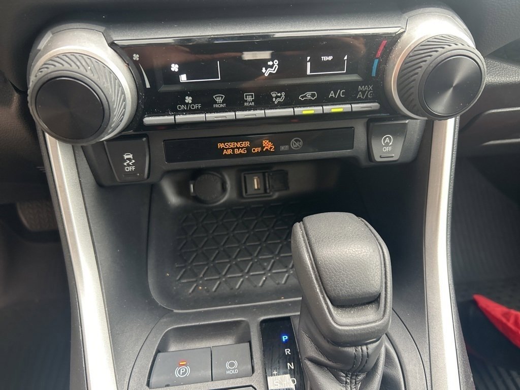 2022 Toyota RAV4 LE photo 9