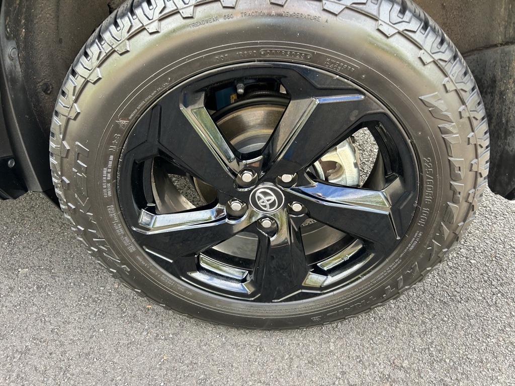2020 Toyota RAV4 Hybrid XSE photo 9
