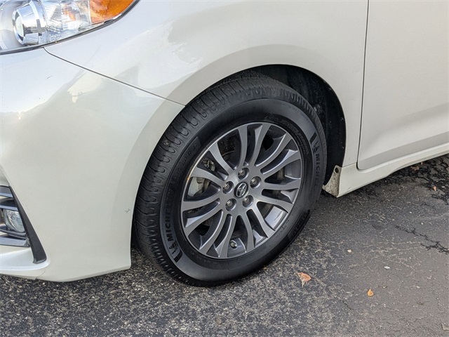 2019 Toyota Sienna Limited photo 4