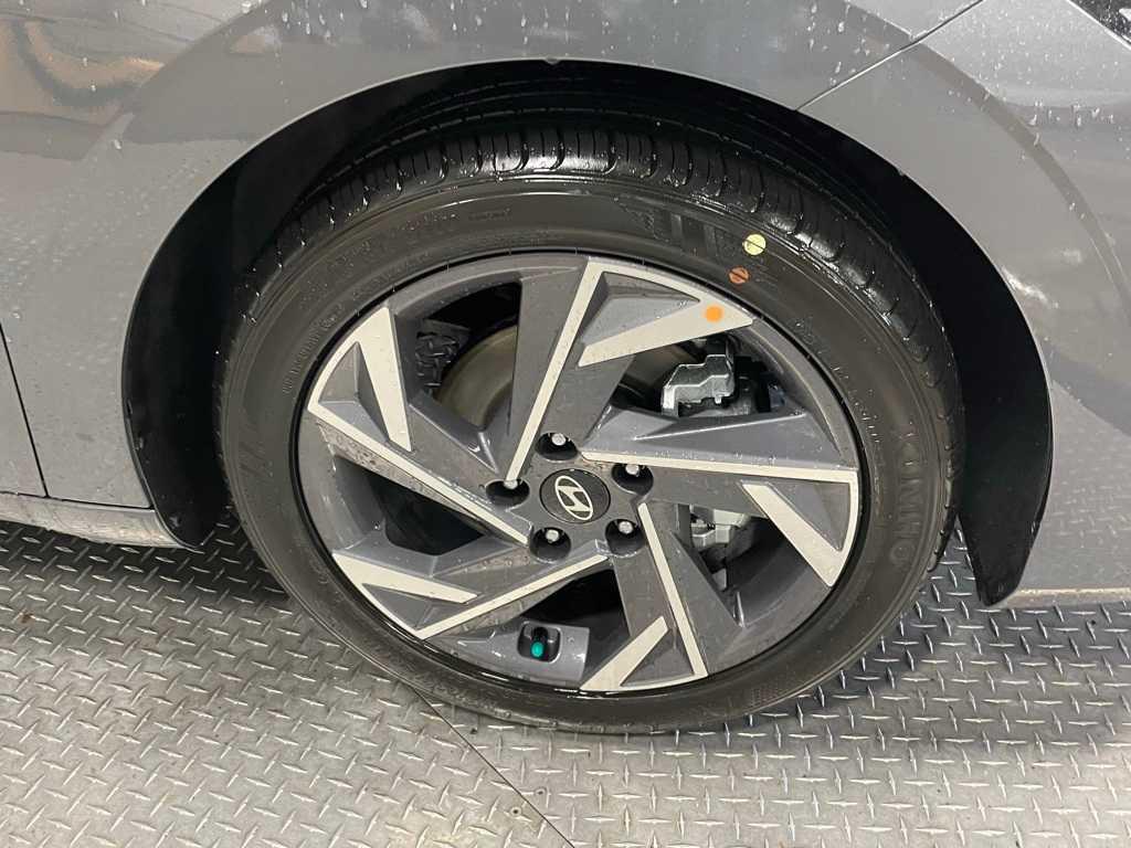 2025 Hyundai Elantra SEL Sport photo 13