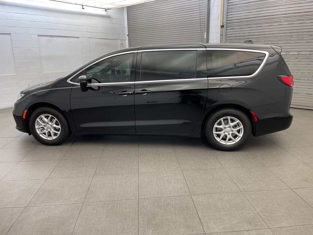 2026 Chrysler Pacifica photo 3