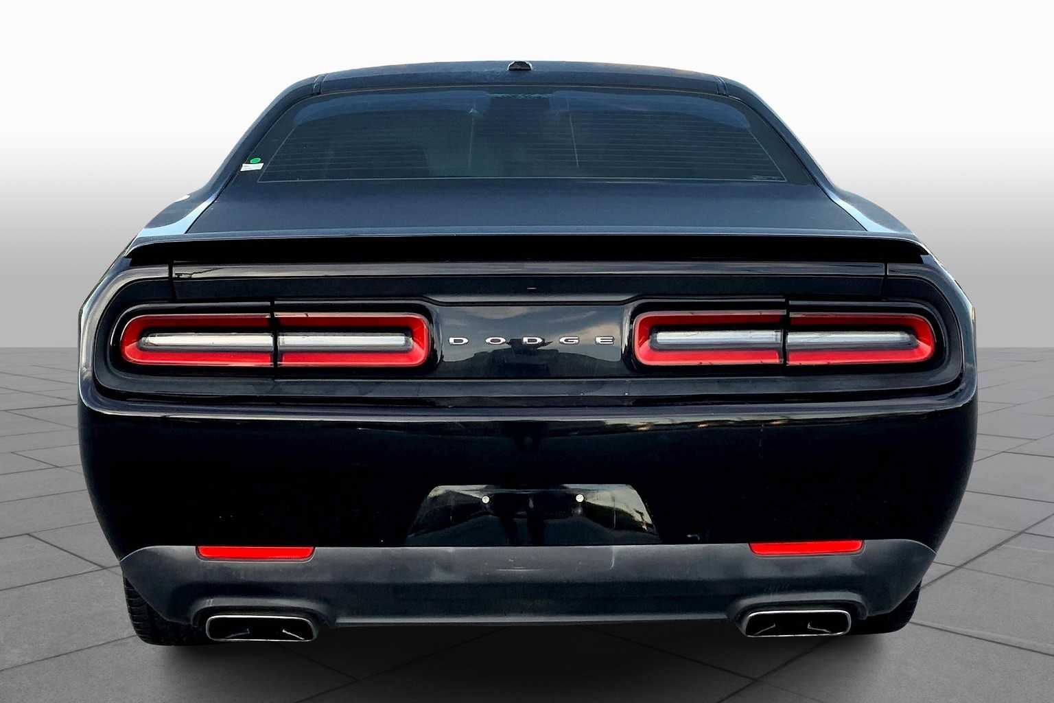 2017 Dodge Challenger R/T photo 4