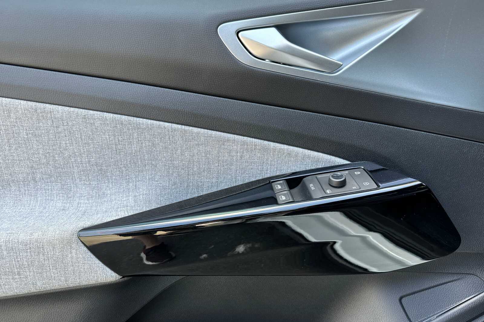 2023 Volkswagen ID.4 Pro photo 11