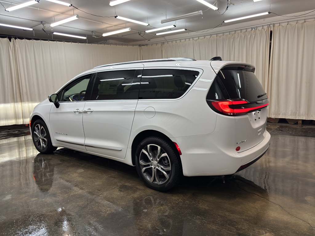 2026 Chrysler Pacifica Pinnacle photo 8