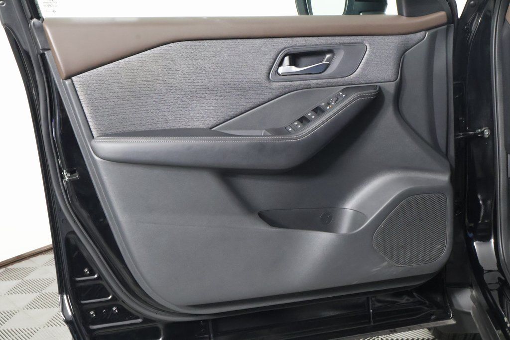 2022 Nissan Rogue SV photo 12
