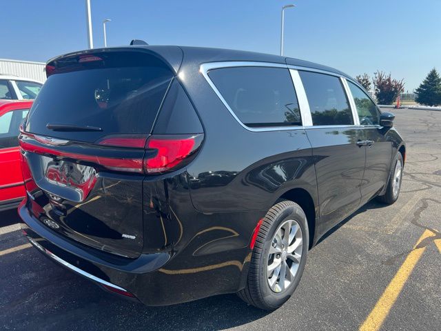 2026 Chrysler Pacifica photo 4