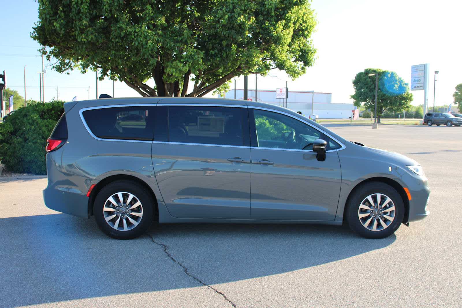 2025 Chrysler Pacifica Hybrid photo 3