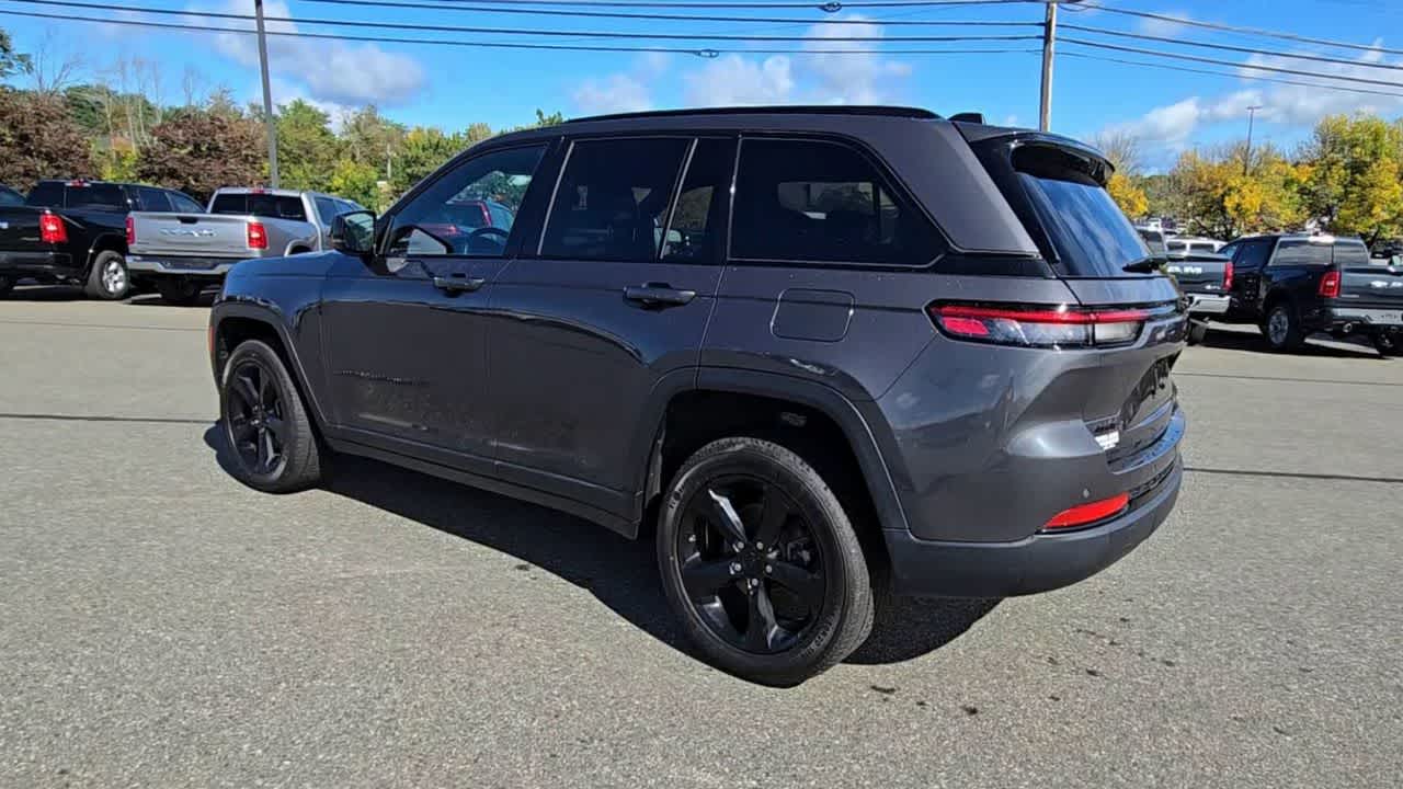 2022 Jeep Grand Cherokee Altitude photo 2