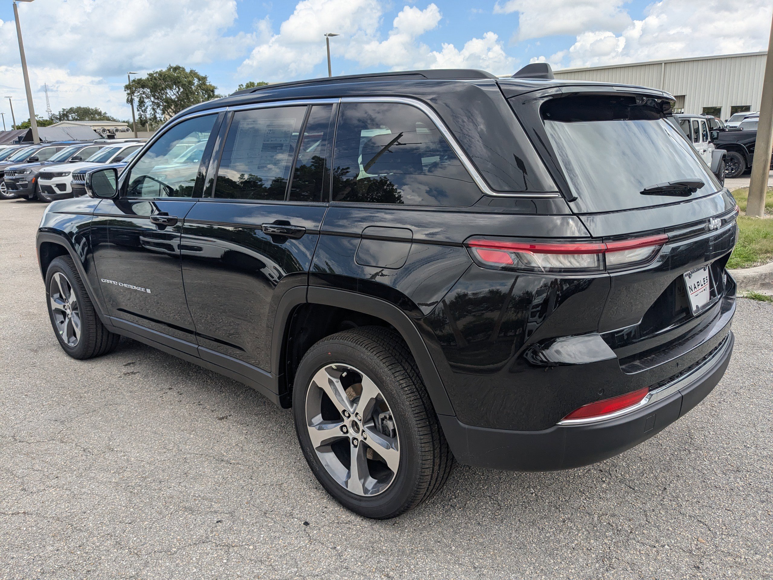 2025 Jeep Grand Cherokee Limited photo 3