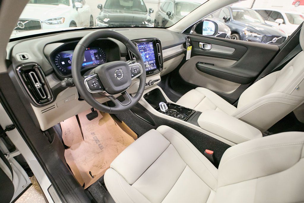 2026 VOLVO XC40 - Image 9