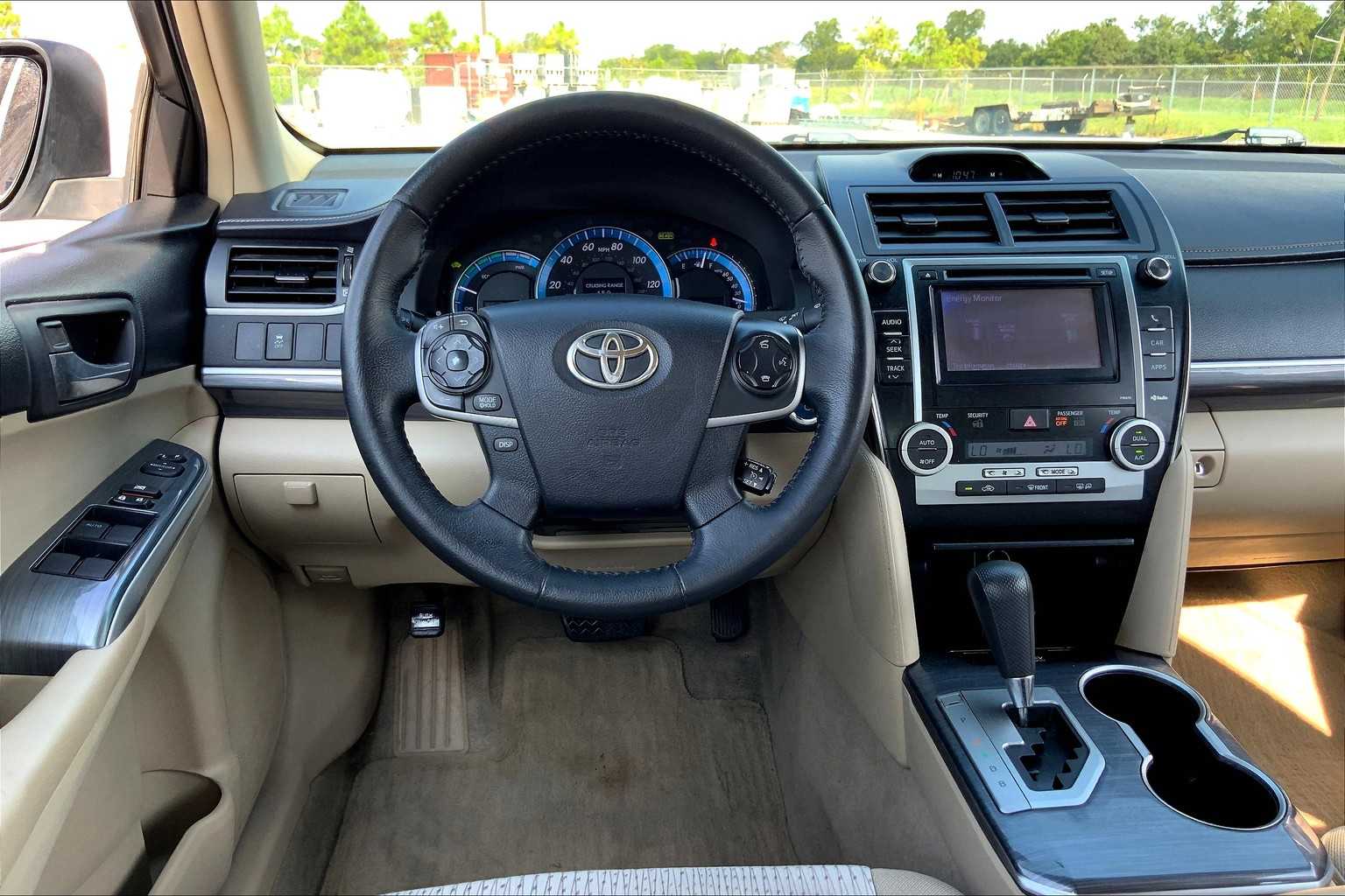 2014 Toyota Camry Hybrid XLE photo 5