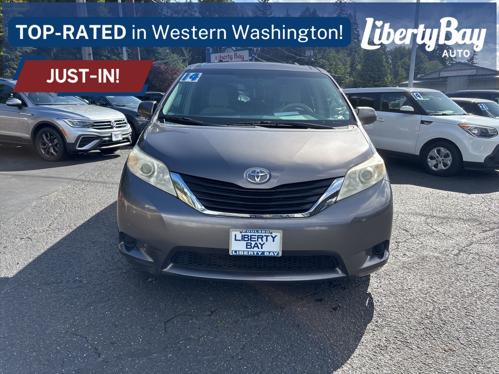 2014 Toyota Sienna LE photo 2