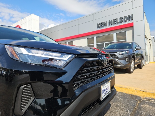 2025 Toyota RAV4 Hybrid XLE photo 3