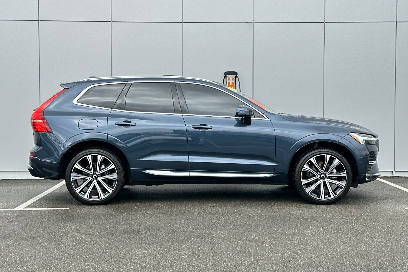 2023 Volvo XC60 B5 Ultimate photo 5