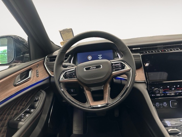 2025 Jeep Grand Cherokee Summit photo 13