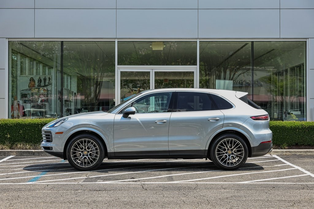 2022 Porsche Cayenne Base photo 2