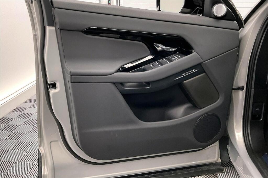 2025 Land Rover Range Rover Evoque Dynamic SE photo 17