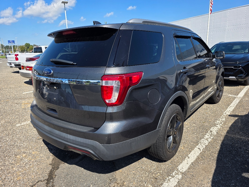 2017 Ford Explorer XLT photo 2