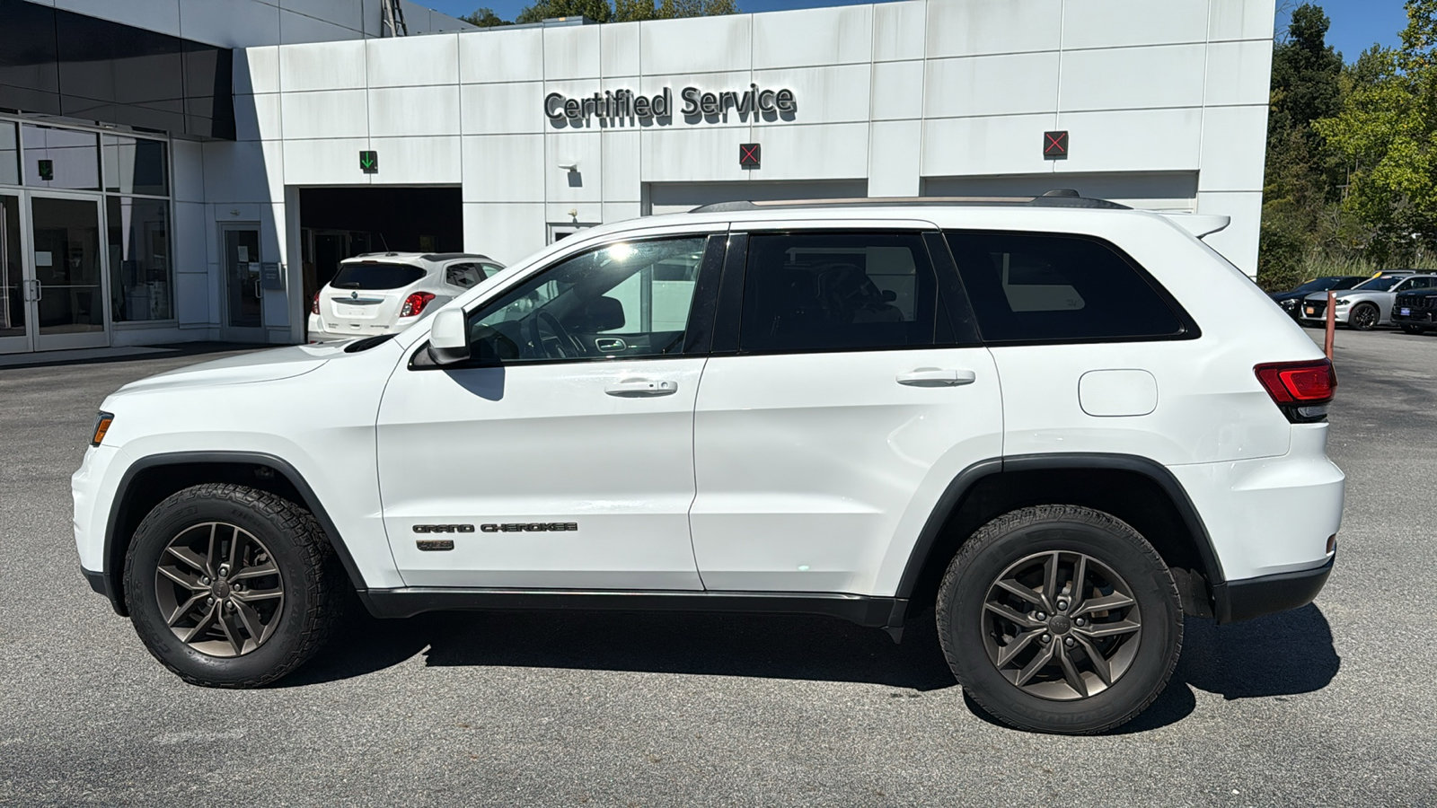 2017 Jeep Grand Cherokee Anniversary Edition photo 6