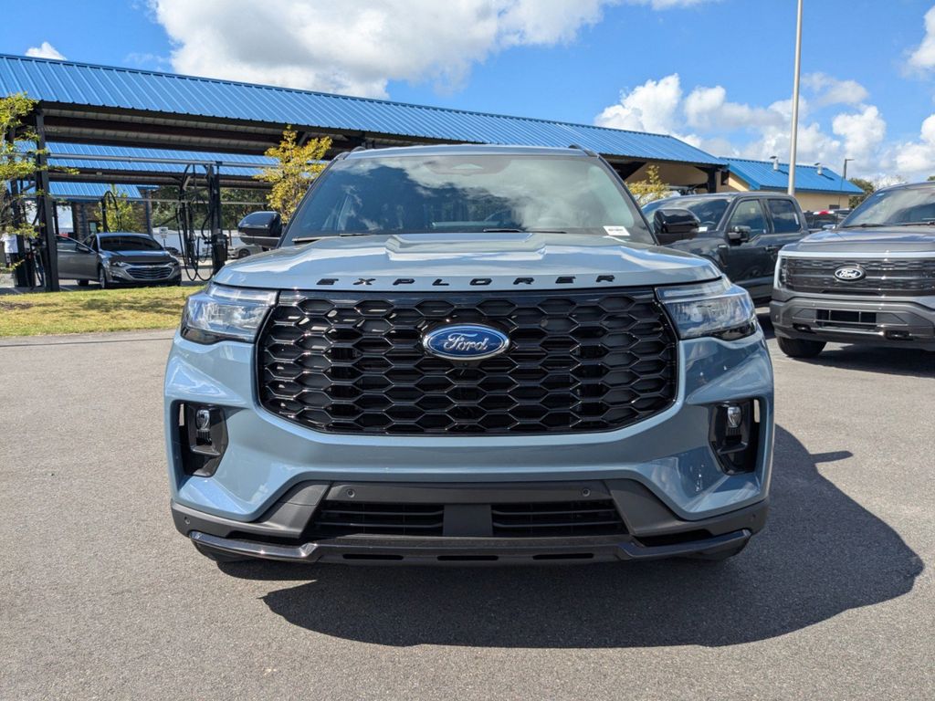 2025 Ford Explorer ST-Line photo 8