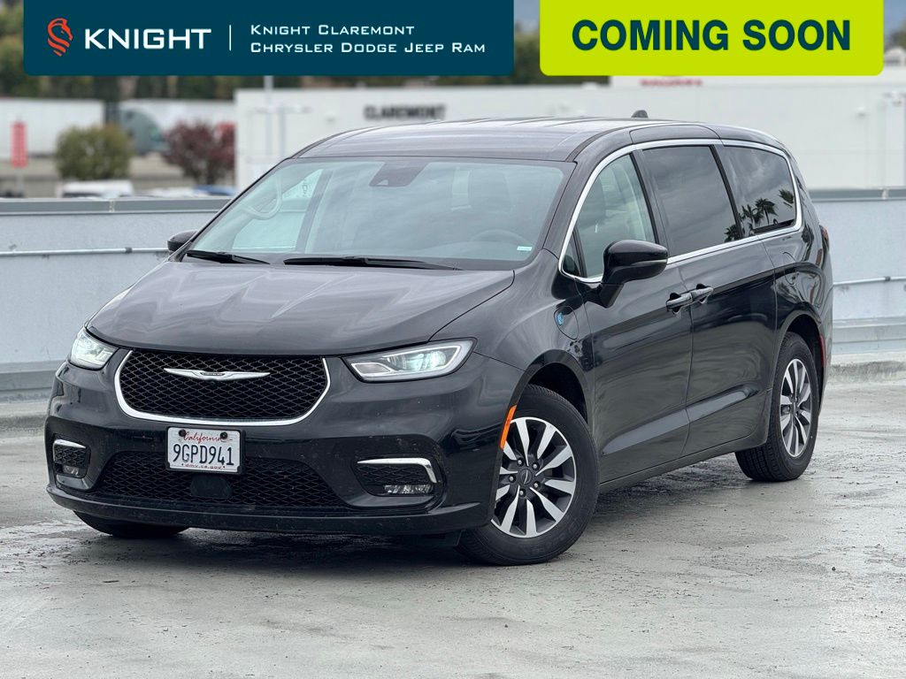 2023 Chrysler Pacifica Hybrid Touring L's photo