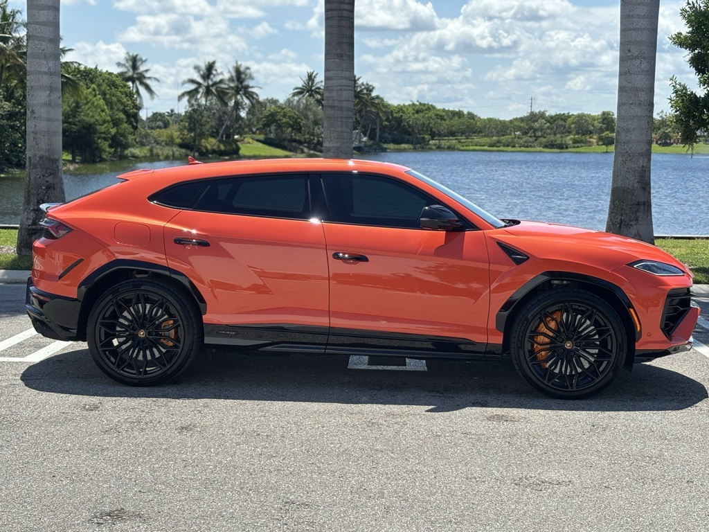 2025 Lamborghini Urus SE photo 4