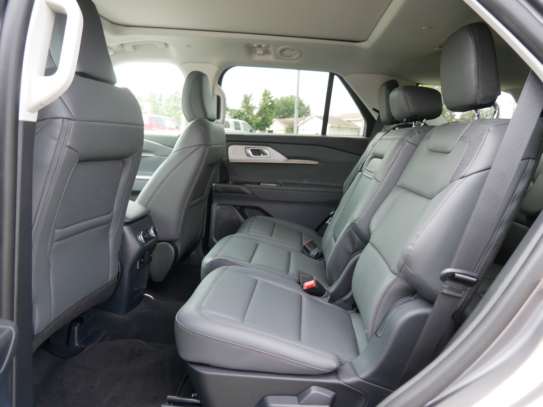 2025 Ford Explorer photo 3