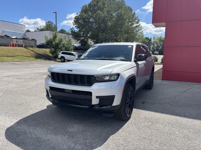2025 Jeep Grand Cherokee Altitude photo 2