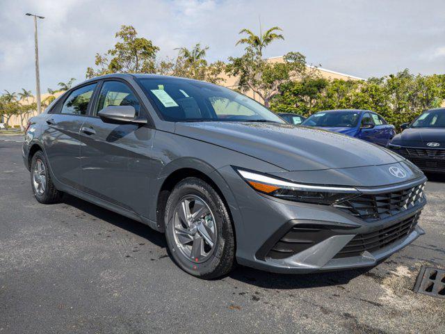 2025 Hyundai Elantra SE photo 2