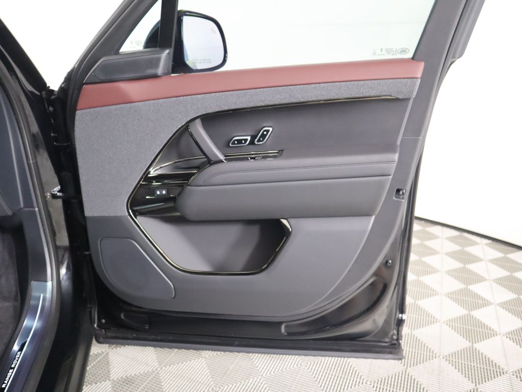 2025 Land Rover Range Rover Sport SE photo 21