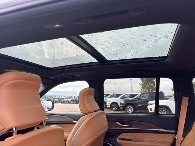 2022 Jeep Grand Cherokee Summit photo 12