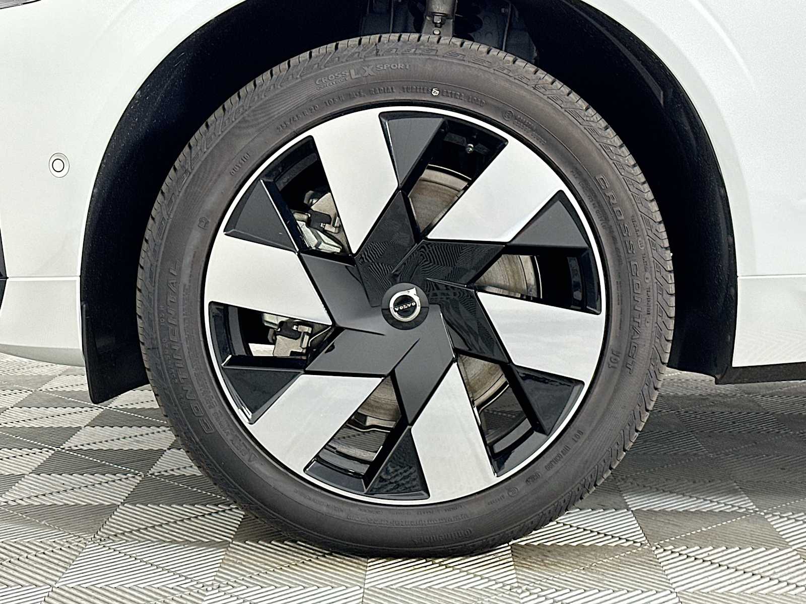 2025 Volvo XC60 T8 Plus photo 25