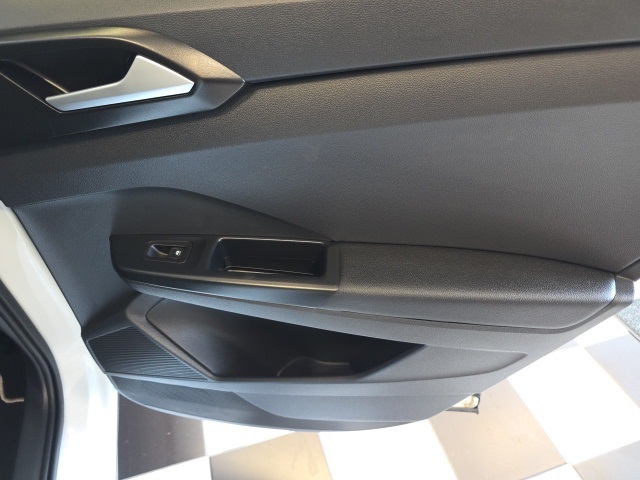 2023 Volkswagen Taos SEL photo 32