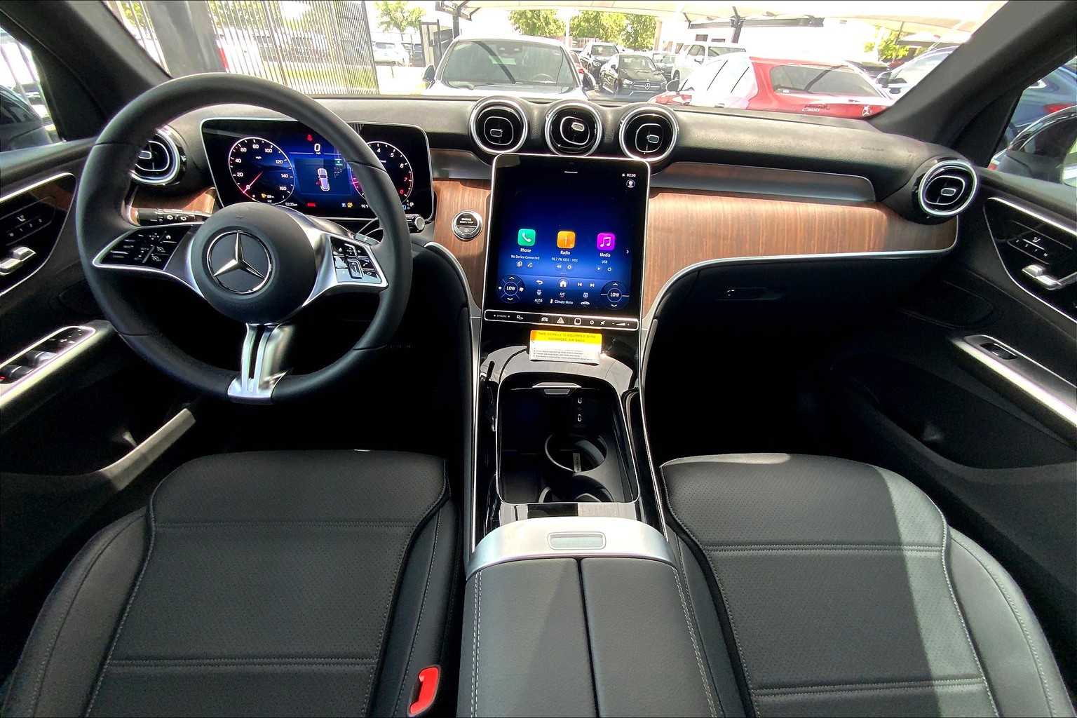 2025 Mercedes Benz GLC 300 photo 8