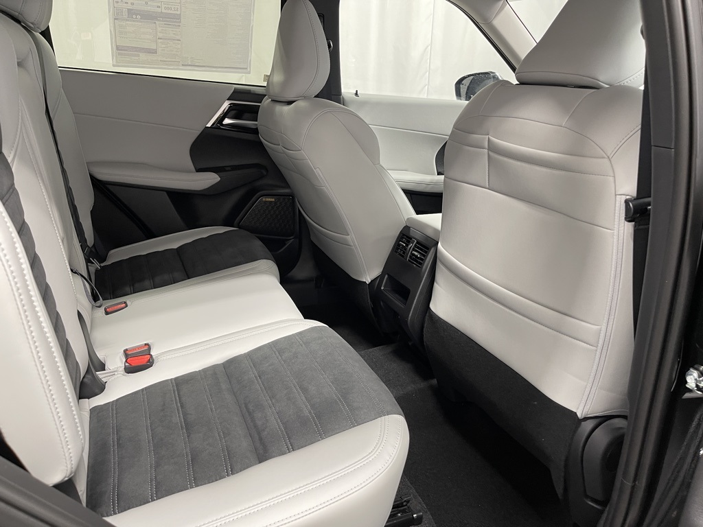 2025 Mitsubishi Outlander SE photo 28