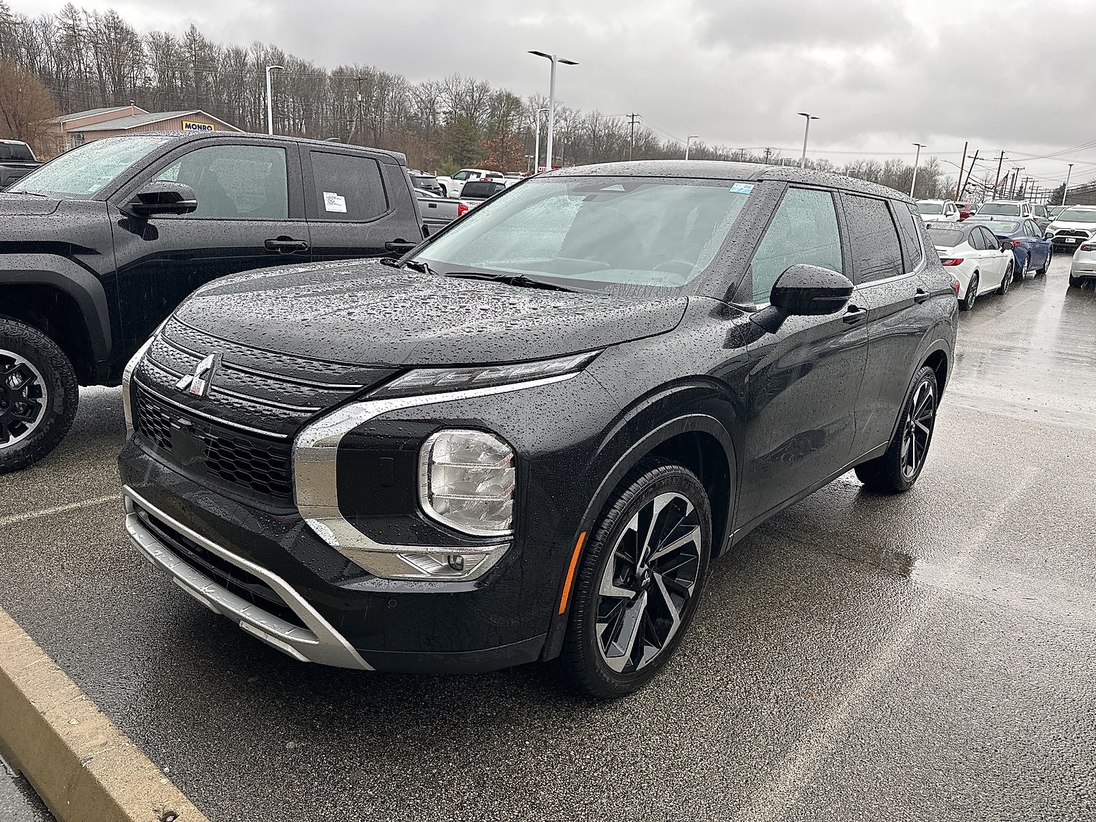 2024 Mitsubishi Outlander SE's photo