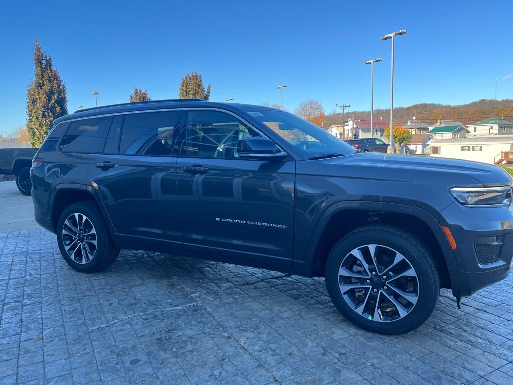 2025 Jeep Grand Cherokee Overland photo 3